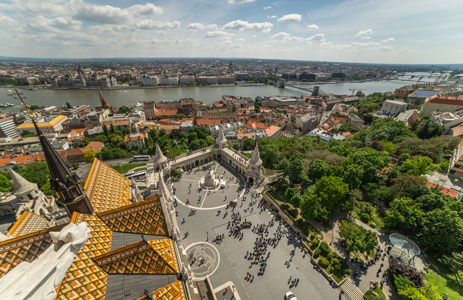 Egyedi bútorok egyedi helyen: panoráma a Mátyás-templomból